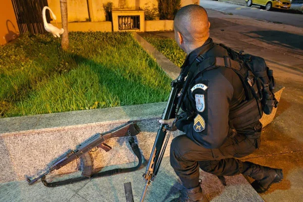 Foto colorida de pm durante ação que terminou com a prisão de 14 criminosos - Metrópoles