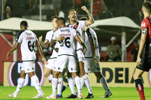 Vasco afunda o Vitória, Inter atropela Juventude e Bragantino vence