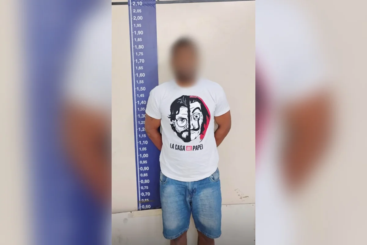 Homem que roubava usando camisa de La Casa de Papel é preso no Rio