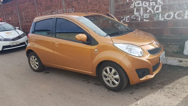 Armado, bandido rouba carro de professora na porta de escola no DF