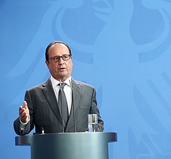 Hollande condena Estado Islâmico e promete revidar