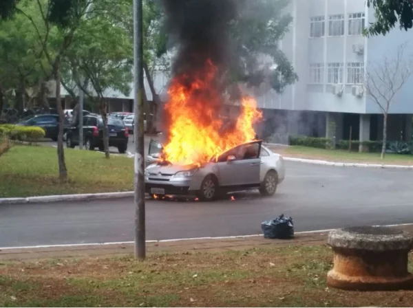 Carro fica completamente destruído após pegar fogo na Asa Norte