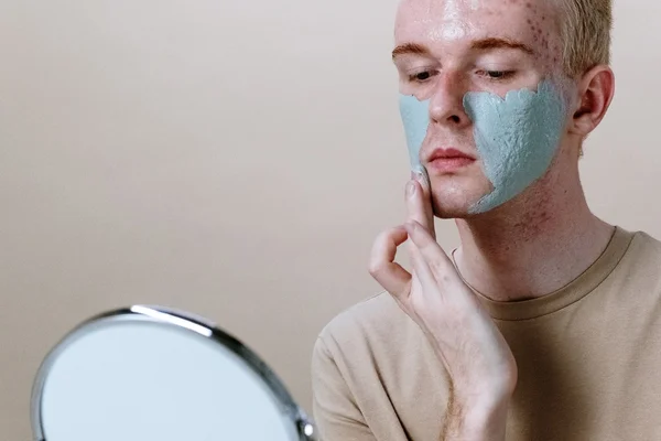 Conheça quatro influenciadores que falam sobre skincare para homens