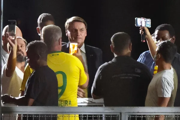 Bolsonaro fala com apoiadores no Alvorada