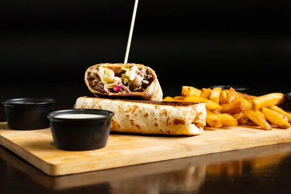 Foto colorida de um shawarma - Metrópoles