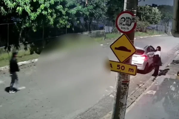 Imagem colorida de câmera de segurança que flagrou assassinato de testemunha protegida que denunciou milícia no Brás. - Metrópoles