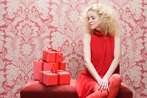 Mulher branca com vestido vermelho