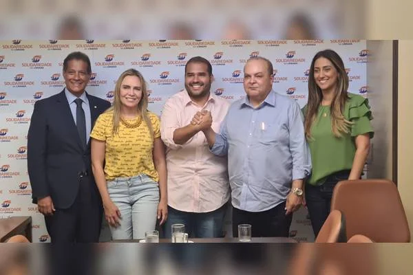 Fotografia colorida de cinco pessoas posando para foto