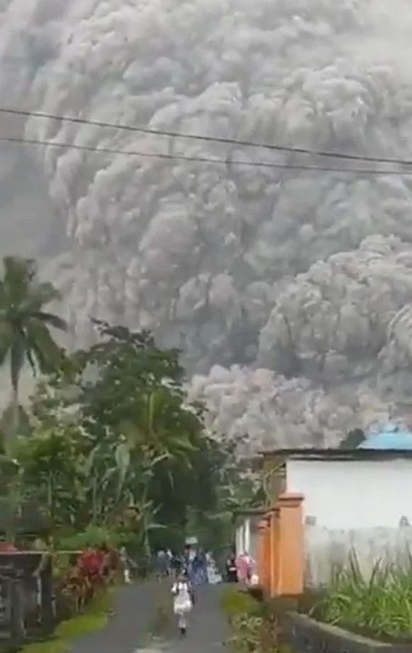 Erupção do Monte Semeru localizado na Ilha de Java, Indonésia, deixou um morto e 41 feridos Erupção do Monte Semeru localizado na Ilha de Java, Indonésia, deixou um morto e 41 feridos