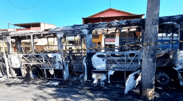 Os bombeiros utilizaram 4 mil litros de água para debelar as chamas