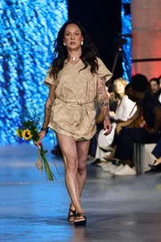 Modelos desfilaram com girassóis