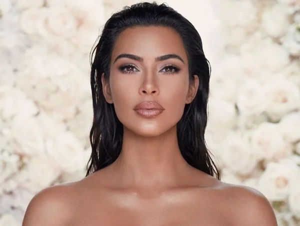 De buquê e topless: Kim Kardashian lança linha de beleza para noivas