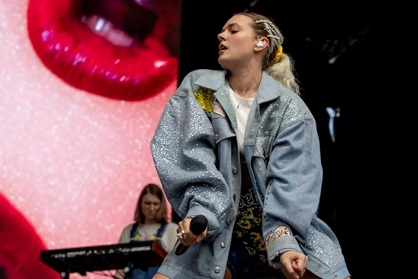 Com MC Zaac, Tove Lo traz sensualidade e melancolia em Sunshine Kitty