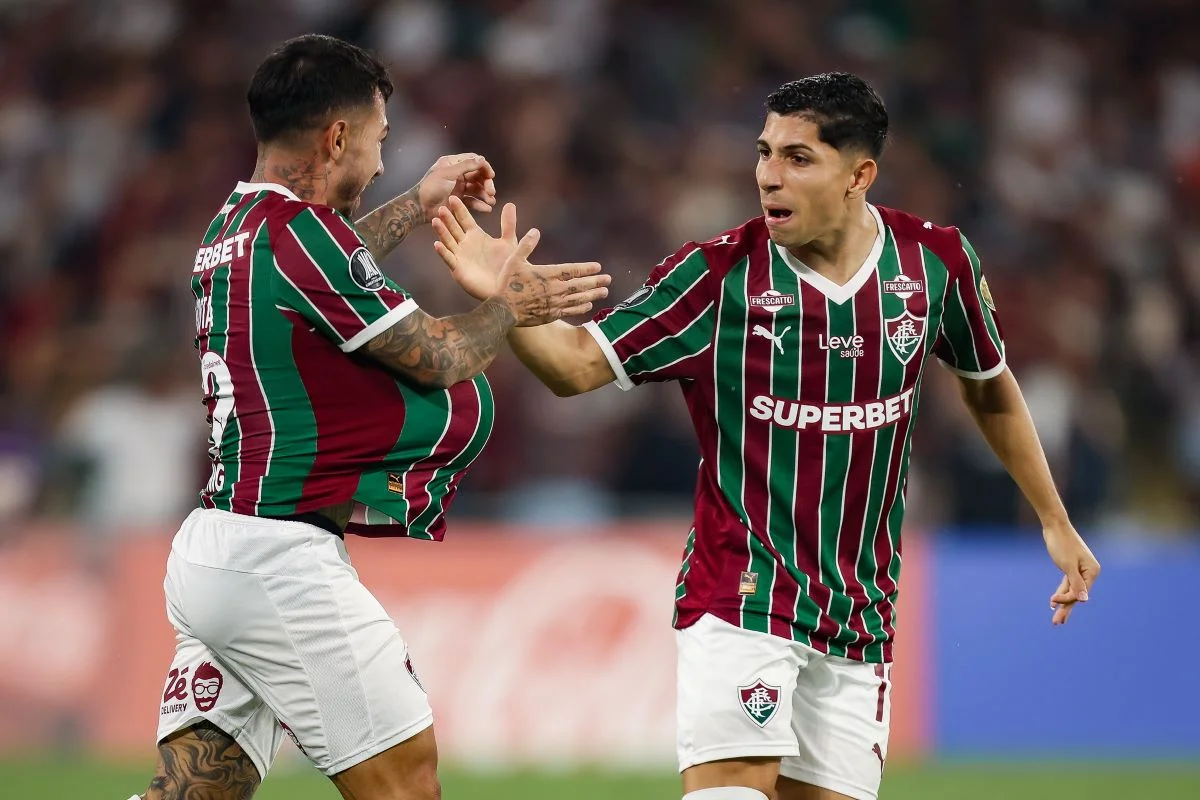 Lucho Acosta e Savarino comemoram gol gontra o Bolívar Lucho Acosta e Savarino comemoram gol gontra o Bolívar