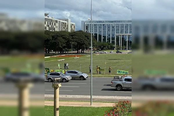 No Buriti, meia dúzia de manifestantes protesta contra isolamento