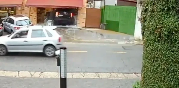 Carro invade padaria SP