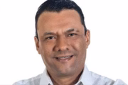 Apresentador Luiz Brito posa sorridente