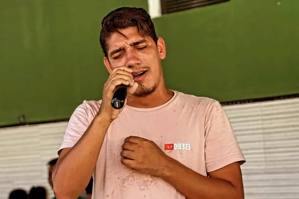 Cantor Ronald Valença, de 27 anos e filho do vocalista da Banda Alma Gêmea, morreu após passar mal ao chegar em casa em Itabaiana