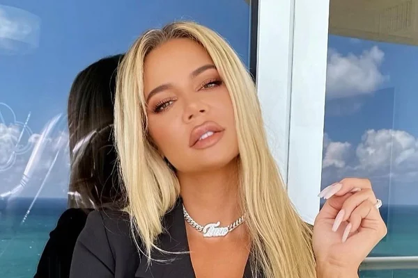 Khloé Kardashian revela que teve coronavírus: “Esta merda é real”