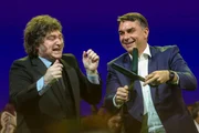 O presidente argentino Javier Milei e Flávio Bolsonaro na convenção nacional do Partido Liberal (PL) 