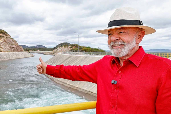 Foto colorida do Presidente da República, Luiz Inácio Lula da Silva, durante visita à estação de bombeamento da EBI-3, no Sitio Negreiros. Salgueiro - Metrópoles