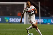 O São Paulo divulgou que Lucas já iniciou o tratamento