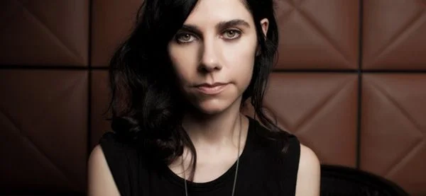 A experiente roqueira inglesa PJ Harvey, de 47 anos: autora de discaços como "Rid of Me" (1993) e "Let England Shake" (2011) A experiente roqueira inglesa PJ Harvey, de 47 anos: autora de discaços como "Rid of Me" (1993) e "Let England Shake" (2011)