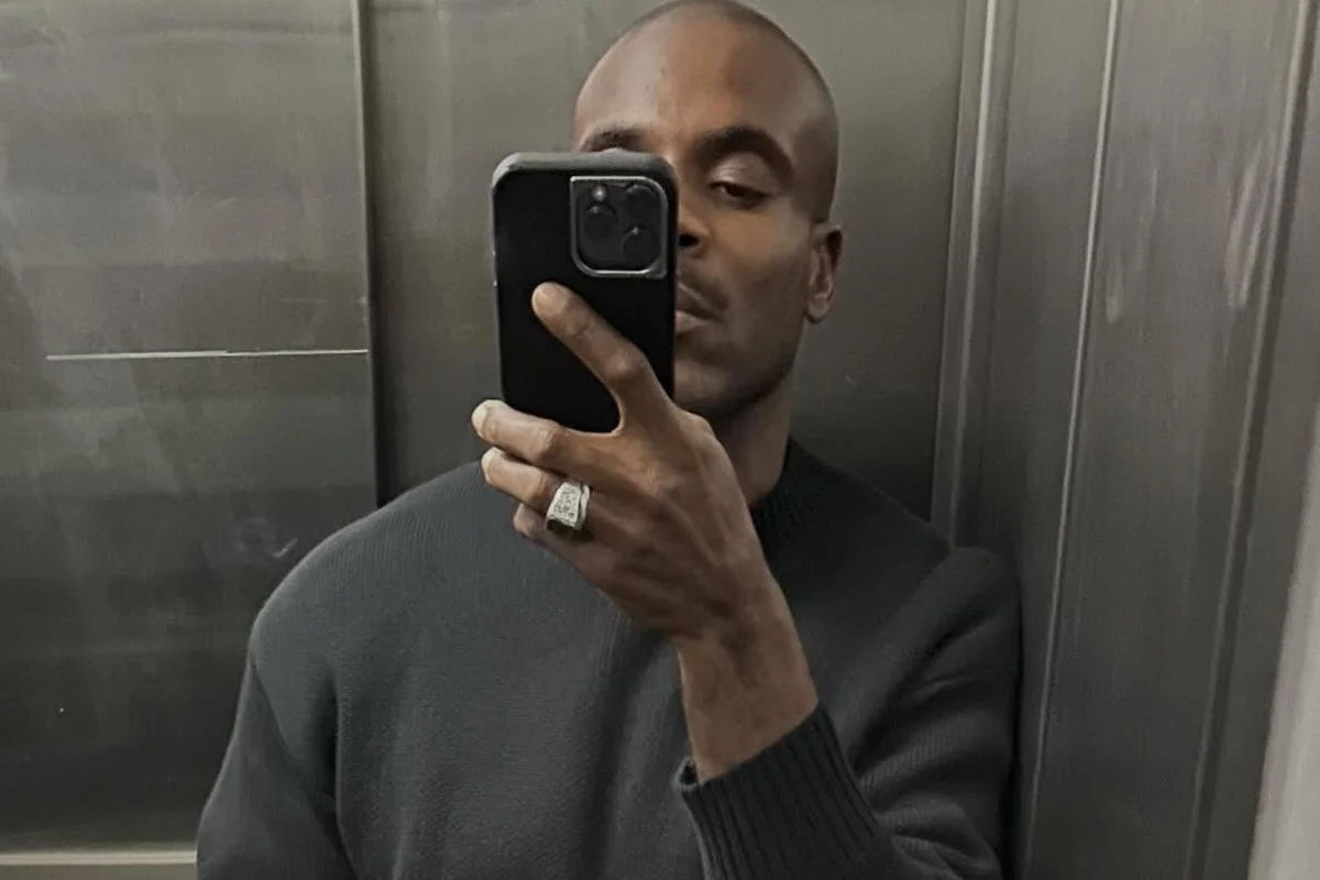 Rafael Zulu faz selfie no elevador Rafael Zulu faz selfie no elevador