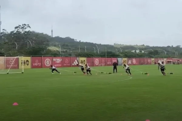 Foto colorida do elenco do Internacional treinando no CT Parque Gigante - Metrópoles