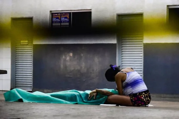 Mulher de ambulante morto se desespera ao ver corpo: “Volta, meu amor”