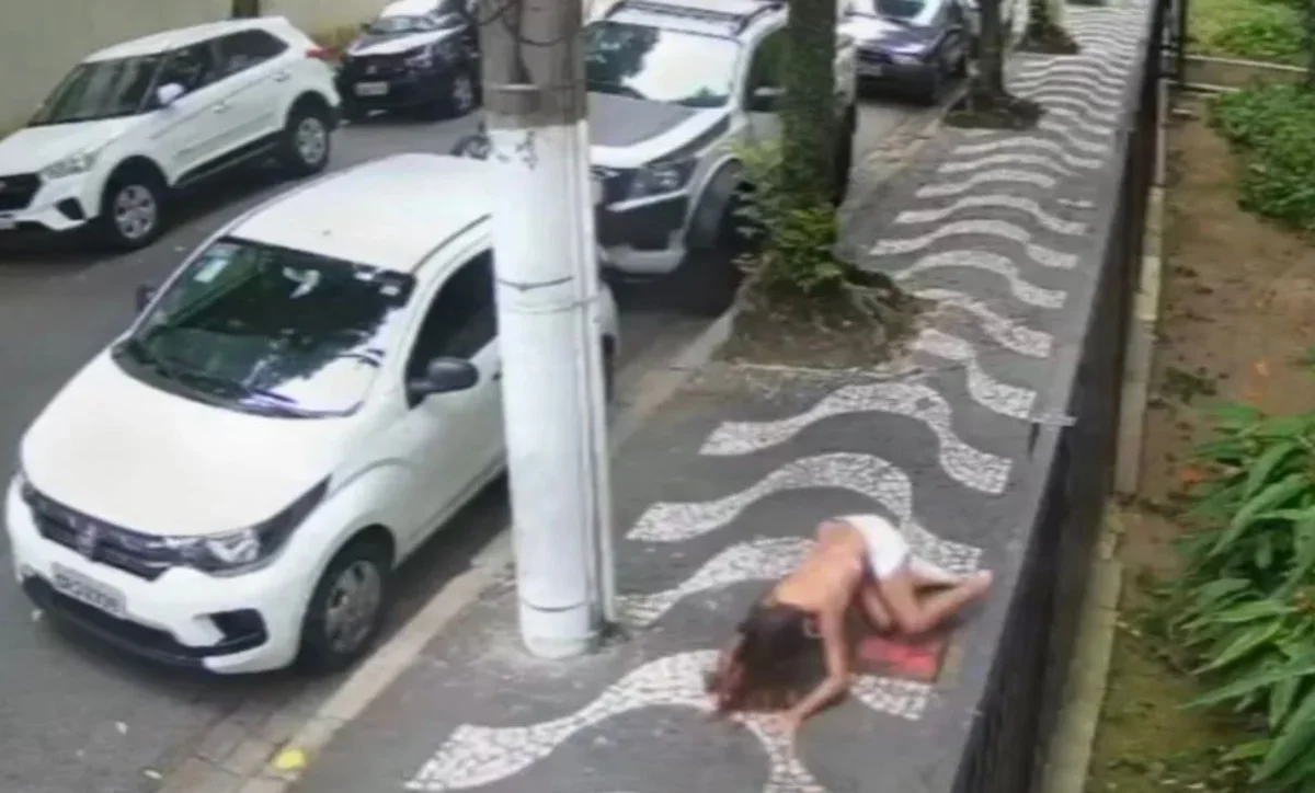 A vítima chega cair no chão, mas se levanta em seguida e corre atrás dos quatro assaltantes A vítima chega cair no chão, mas se levanta em seguida e corre atrás dos quatro assaltantes