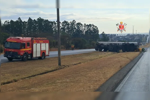 Três guinchos serão usados para retirar carreta tombada da BR-020