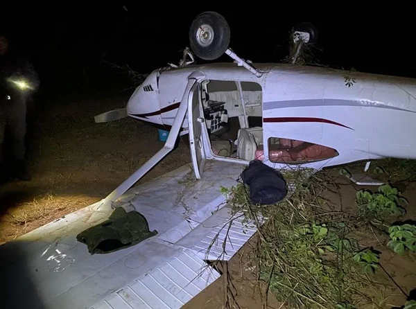 Avião da Bolívia com 297 kg de drogas cai em Mato Grosso