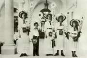 As filhas e o filho de Nicolau II, Tatiana, Tsarevich Alexei, Olga, Maria e Anastasia As filhas e o filho de Nicolau II, Tatiana, Tsarevich Alexei, Olga, Maria e Anastasia