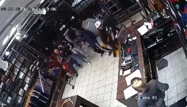 Imagem colorida de saque em loja de roupas íntimas na Argentina - Metrópoles