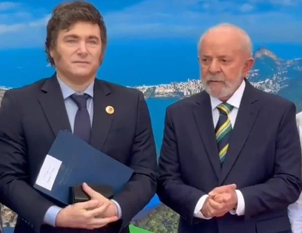 Imagem colorida de Lula e Milei no G20 - Metrópoles