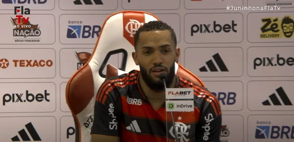 Imagem colorida de Juninho sendo apresentado - Metrópoles