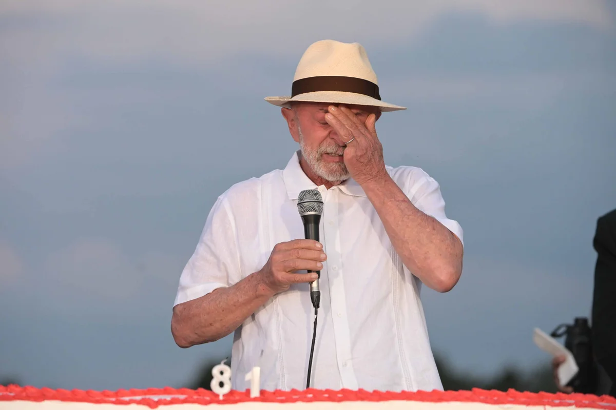 O presidente Luiz Inácio Lula da Silva apaga as velas do bolo e se emociona durante a comemoração de seu aniversário de 81 anos, no Palácio da Alvorada O presidente Luiz Inácio Lula da Silva apaga as velas do bolo e se emociona durante a comemoração de seu aniversário de 81 anos, no Palácio da Alvorada