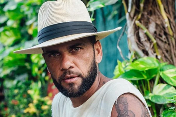 Dani Alves posta sem camisa e fãs notam: “Tem uma ro** ali atrás”