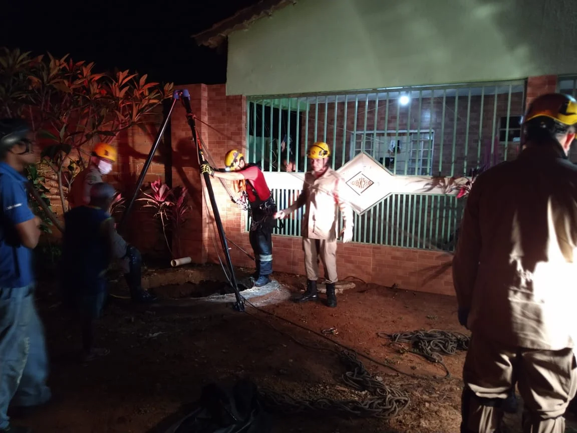 Menino ficou no buraco cerca de 1h Menino ficou no buraco cerca de 1h