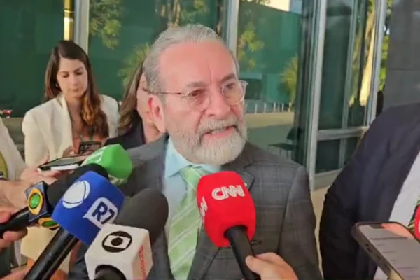 imagem colorida do presidente do CFM, José Hiran