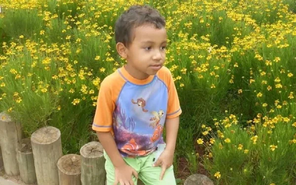 imagem colorida menino caiu 3 andar família vai doar órgãos
