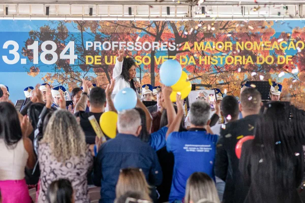Imagem colorida - GDF nomeia mais de 3 mil servidores para Secretaria de Educação - Metrópoles
