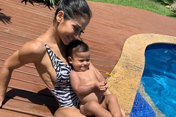 Mayra Cardi e Sofia na piscina
