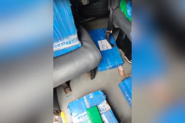 Imagem colorida de maconha dentro da van escolar. Metrópoles