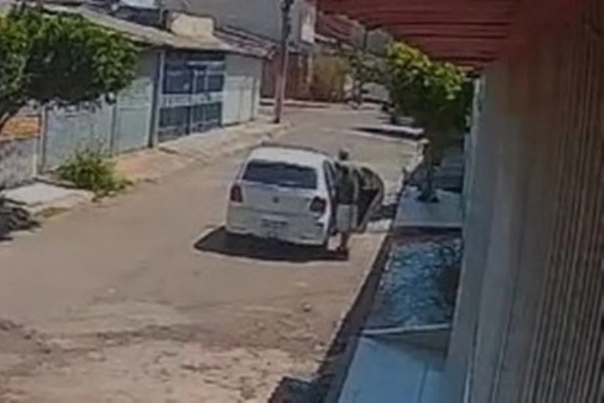 Momento em que Leonardo entra no carro Momento em que Leonardo entra no carro