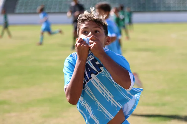 Jogador comemora gol Luziânia