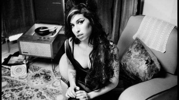 Foto preta e branca de Amy Winehouse - Metrópoles