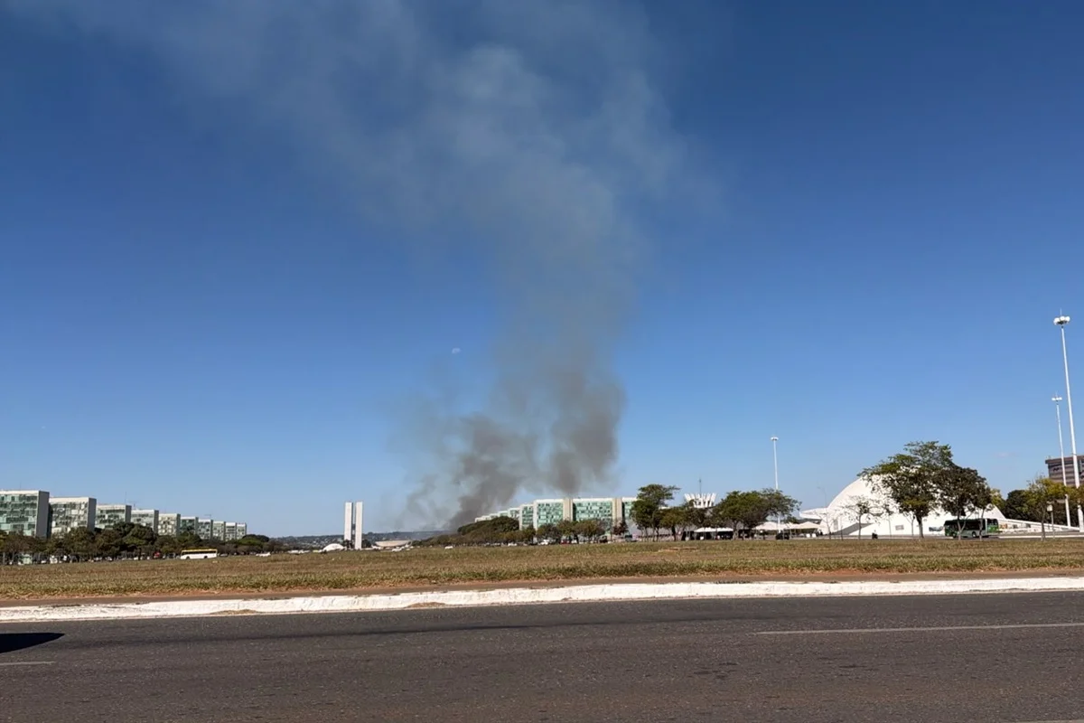 Incêndio Próximo à Esplanada dos Ministérios Causou Nuvens de Fumaça
