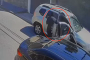 O atirador ainda abre a porta do carro e atira outras vezes contra a vítima